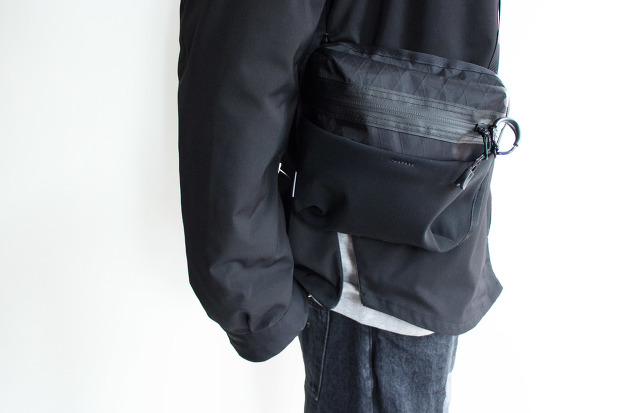 PortvelのFrontRear Line JacketのBlackのバッグ装着画像