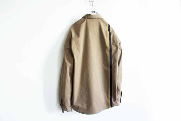 PortvelのFront/Rear Line JacketのKhakiの背面画像