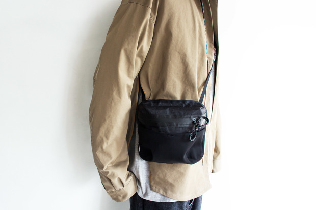 PortvelのFront/Rear Line JacketのKhakiのバッグ装着画像