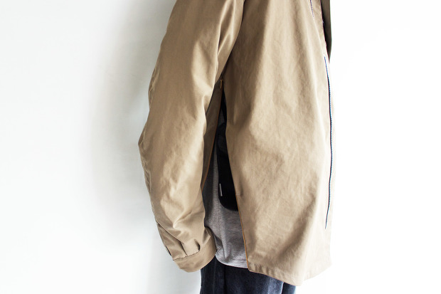 PortvelのFront/Rear Line JacketのKhakiのバッグ装着画像