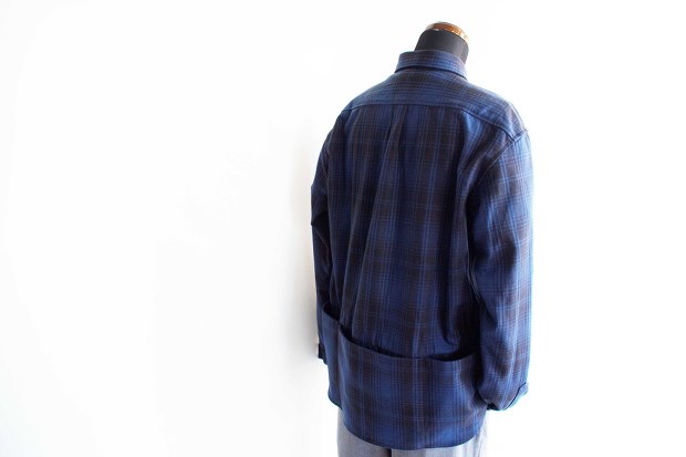 Menaswhile Flannel Check Shirt JacketのBlueのスタイルの斜め後ろからの画像