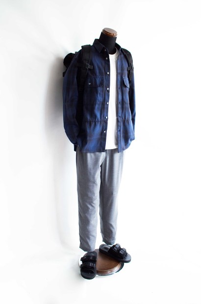 Menaswhile Flannel Check Shirt JacketのBlueの全身スタイルの画像