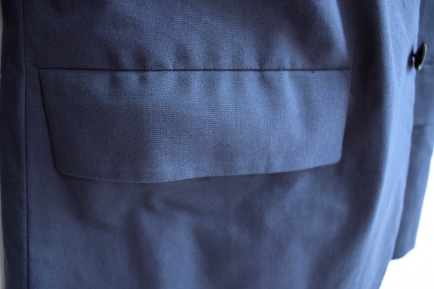 White lineのCordura Stretch Tailored JacketのNavyのポケット部分の画像