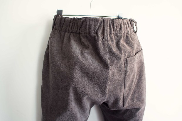 Thing fabricsのEasy PantsのGrayのお尻上半分の画像