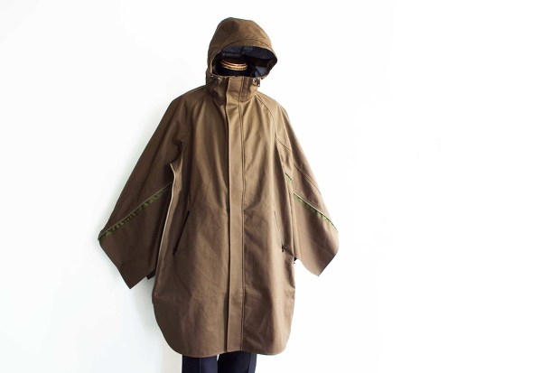 Meanswhileの3 Layer Ventile Poncho CoatのKhakiのポンチョのコーディネートの画像