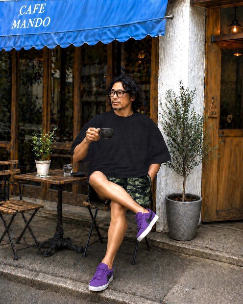 THING FABRICS TF LOOSE T-SHIRT (1mm)を着用した男性モデルの夏の東京カジュアルスタイル。1mmパイル特有の柔らかな質感と、程よくゆとりのあるシルエットが特徴のブラックTシャツ着用イメージ。