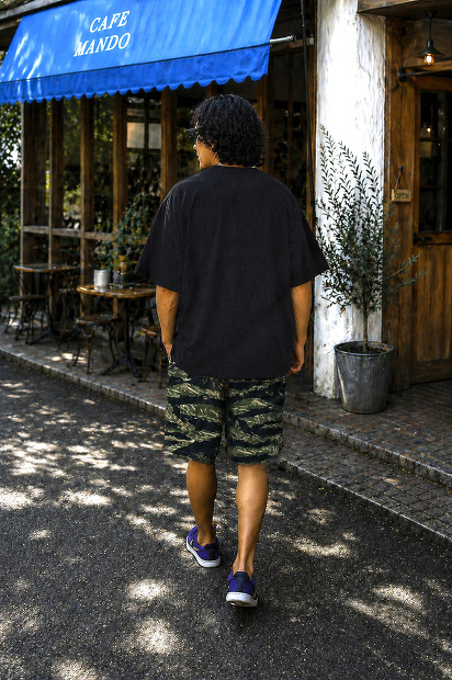 THING FABRICS TF LOOSE T-SHIRT (1mm)を着用した男性モデルの夏の東京カジュアルスタイル。1mmパイル特有の柔らかな質感と、程よくゆとりのあるシルエットが特徴のブラックTシャツ着用イメージ。