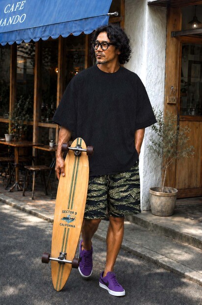 THING FABRICS TF LOOSE T-SHIRT (1mm)を着用した男性モデルの夏の東京カジュアルスタイル。1mmパイル特有の柔らかな質感と、程よくゆとりのあるシルエットが特徴のブラックTシャツ着用イメージ。