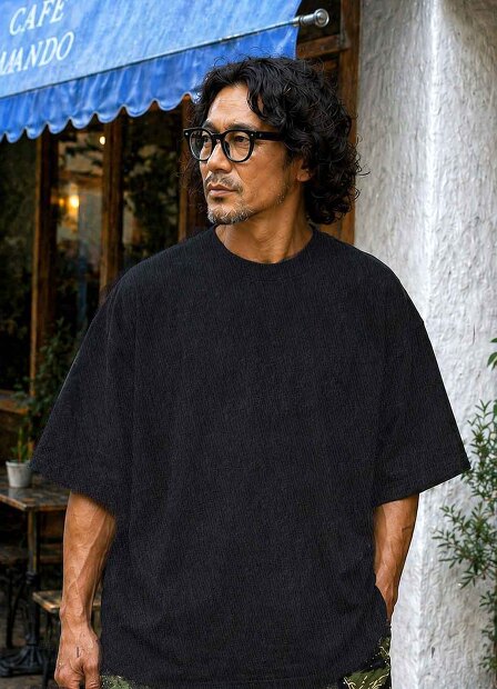 THING FABRICS TF LOOSE T-SHIRT (1mm)を着用した男性モデルの夏の東京カジュアルスタイル。1mmパイル特有の柔らかな質感と、程よくゆとりのあるシルエットが特徴のブラックTシャツ着用イメージ。