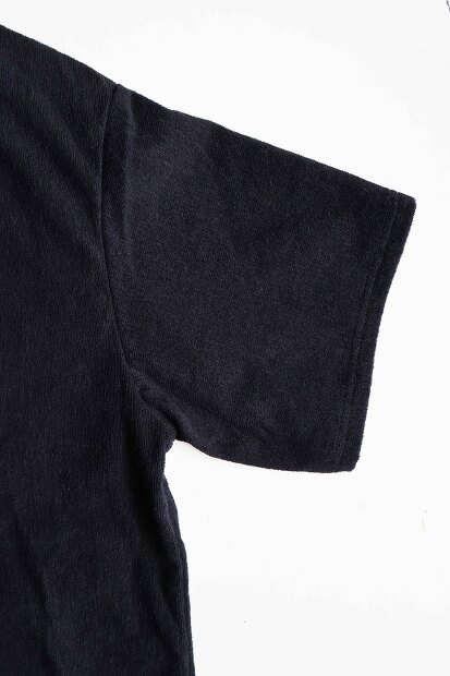 THING FABRICS TF LOOSE T-SHIRT (1mm) TFIN-2002の物撮り画像。今治タオル技術による1mmパイル生地を使用した、柔らかな質感と高い吸水性を備えたルーズシルエットTシャツ。