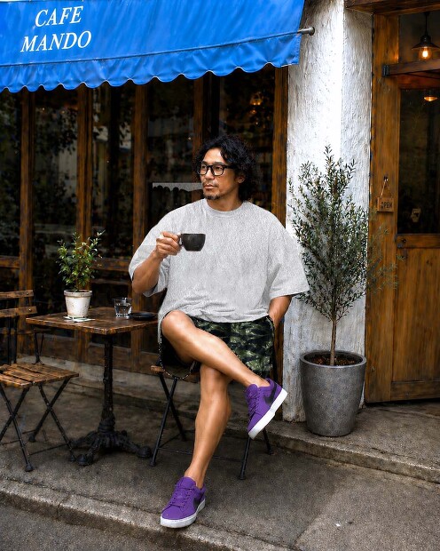 THING FABRICS TF LOOSE T-SHIRT (1mm)を着用した男性モデルの夏の東京カジュアルスタイル。1mmパイル特有の柔らかな質感と、程よくゆとりのあるシルエットが特徴のブラックTシャツ着用イメージ。