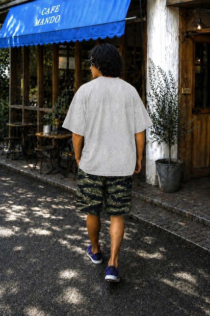 THING FABRICS TF LOOSE T-SHIRT (1mm)を着用した男性モデルの夏の東京カジュアルスタイル。1mmパイル特有の柔らかな質感と、程よくゆとりのあるシルエットが特徴のブラックTシャツ着用イメージ。