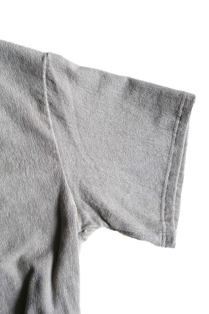 THING FABRICS TF LOOSE T-SHIRT (1mm) TFIN-2002の物撮り画像。今治タオル技術による1mmパイル生地を使用した、柔らかな質感と高い吸水性を備えたルーズシルエットTシャツ。