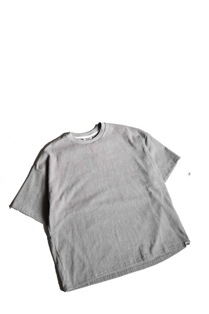 THING FABRICS TF LOOSE T-SHIRT (1mm) TFIN-2002の物撮り画像。今治タオル技術による1mmパイル生地を使用した、柔らかな質感と高い吸水性を備えたルーズシルエットTシャツ。