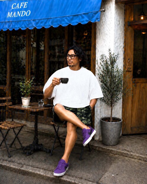 THING FABRICS TF LOOSE T-SHIRT (1mm)を着用した男性モデルの夏の東京カジュアルスタイル。1mmパイル特有の柔らかな質感と、程よくゆとりのあるシルエットが特徴のブラックTシャツ着用イメージ。