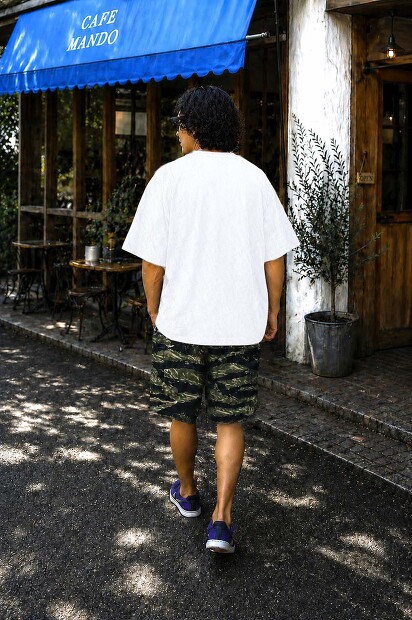 THING FABRICS TF LOOSE T-SHIRT (1mm)を着用した男性モデルの夏の東京カジュアルスタイル。1mmパイル特有の柔らかな質感と、程よくゆとりのあるシルエットが特徴のブラックTシャツ着用イメージ。