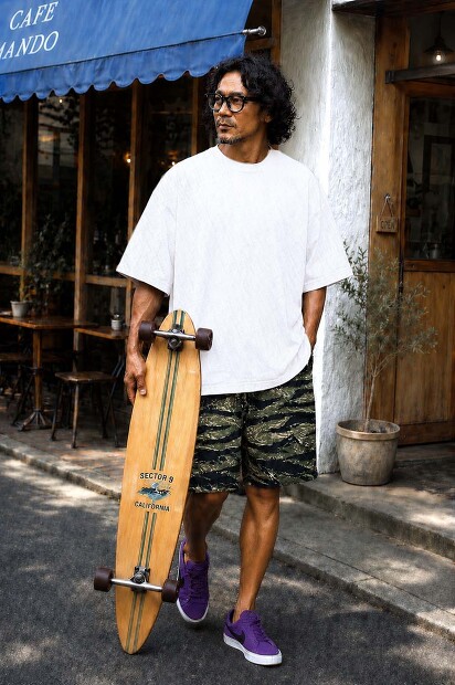 THING FABRICS TF LOOSE T-SHIRT (1mm)を着用した男性モデルの夏の東京カジュアルスタイル。1mmパイル特有の柔らかな質感と、程よくゆとりのあるシルエットが特徴のブラックTシャツ着用イメージ。