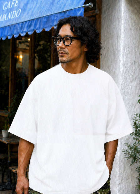 THING FABRICS TF LOOSE T-SHIRT (1mm)を着用した男性モデルの夏の東京カジュアルスタイル。1mmパイル特有の柔らかな質感と、程よくゆとりのあるシルエットが特徴のブラックTシャツ着用イメージ。