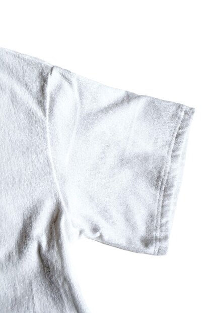 THING FABRICS TF LOOSE T-SHIRT (1mm) TFIN-2002の物撮り画像。今治タオル技術による1mmパイル生地を使用した、柔らかな質感と高い吸水性を備えたルーズシルエットTシャツ。