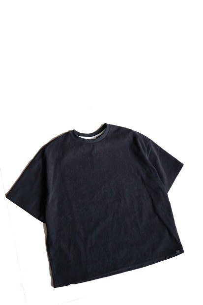 THING FABRICS TF LOOSE T-SHIRT (1mm) TFIN-2002の物撮り画像。今治タオル技術による1mmパイル生地を使用した、柔らかな質感と高い吸水性を備えたルーズシルエットTシャツ。