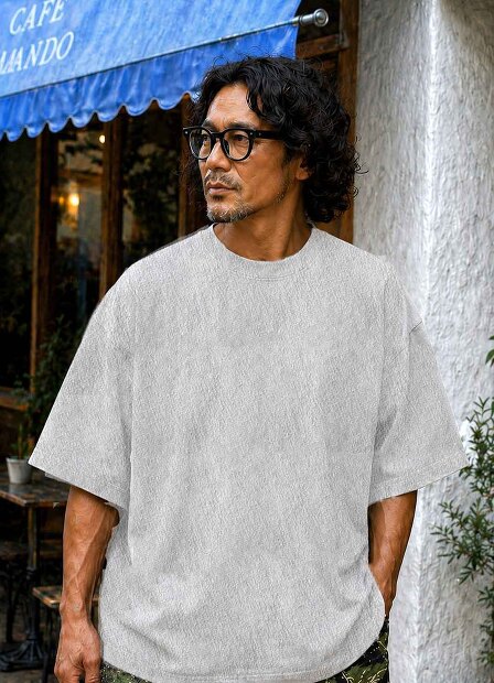 THING FABRICS TF LOOSE T-SHIRT (1mm)を着用した男性モデルの夏の東京カジュアルスタイル。1mmパイル特有の柔らかな質感と、程よくゆとりのあるシルエットが特徴のブラックTシャツ着用イメージ。