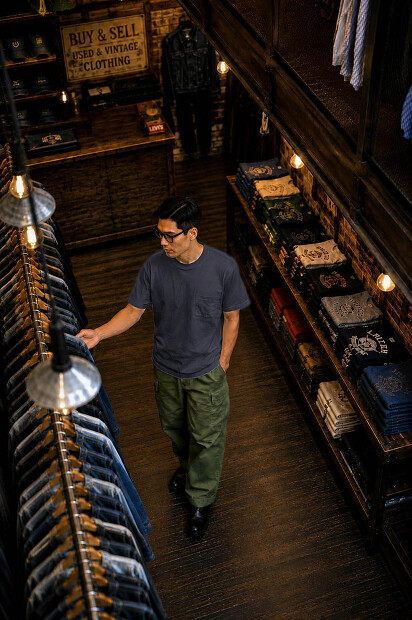 A VONTADE 7.5OZ POCKET T-SHIRTS S/S VTD-0590-CSの着用画像。空紡糸を使用したドライタッチな丸胴ポケットTシャツ。カリッと乾いた肌触りとラギッドな空気感が魅力の日本製Tシャツの着用画像
