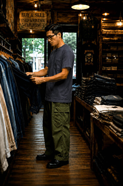 A VONTADE 7.5OZ POCKET T-SHIRTS S/S VTD-0590-CSの着用画像。空紡糸を使用したドライタッチな丸胴ポケットTシャツ。カリッと乾いた肌触りとラギッドな空気感が魅力の日本製Tシャツの着用画像