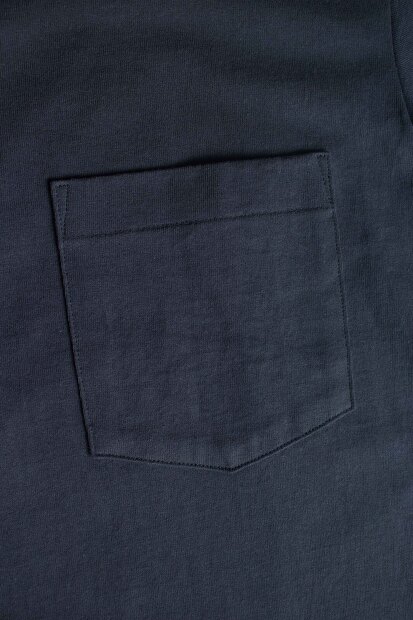 A VONTADE 7.5OZ POCKET T-SHIRTS S/S VTD-0590-CSの着用画像。空紡糸を使用したドライタッチな丸胴ポケットTシャツ。カリッと乾いた肌触りとラギッドな空気感が魅力の日本製Tシャツ。