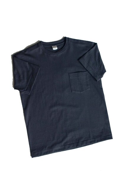 A VONTADE 7.5OZ POCKET T-SHIRTS S/S VTD-0590-CSの着用画像。空紡糸を使用したドライタッチな丸胴ポケットTシャツ。カリッと乾いた肌触りとラギッドな空気感が魅力の日本製Tシャツ。