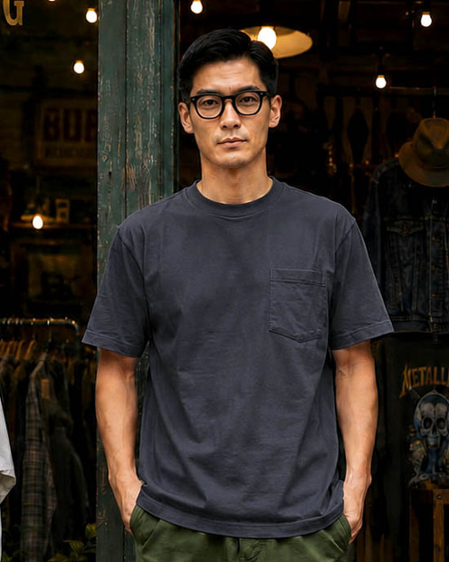 A VONTADE 7.5OZ POCKET T-SHIRTS S/S VTD-0590-CSの着用画像。空紡糸を使用したドライタッチな丸胴ポケットTシャツ。カリッと乾いた肌触りとラギッドな空気感が魅力の日本製Tシャツの着用画像
