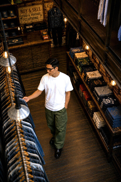 A VONTADE 7.5OZ POCKET T-SHIRTS S/S VTD-0590-CSの着用画像。空紡糸を使用したドライタッチな丸胴ポケットTシャツ。カリッと乾いた肌触りとラギッドな空気感が魅力の日本製Tシャツの着用画像
