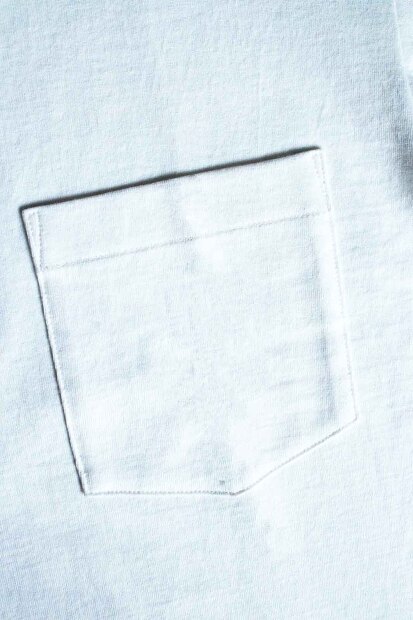 A VONTADE 7.5OZ POCKET T-SHIRTS S/S VTD-0590-CSの着用画像。空紡糸を使用したドライタッチな丸胴ポケットTシャツ。カリッと乾いた肌触りとラギッドな空気感が魅力の日本製Tシャツ。