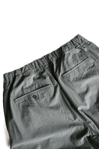 STILL BY HAND 強撚コットンテーパードパンツ PT07262の物撮り画像。強撚コットン特有のドライな質感と、オリーブがかったグレーカラーが特徴のメンズテーパードパンツ