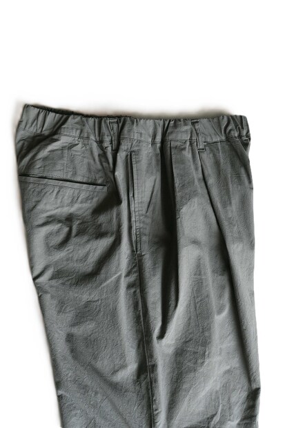 STILL BY HAND 強撚コットンテーパードパンツ PT07262の物撮り画像。強撚コットン特有のドライな質感と、オリーブがかったグレーカラーが特徴のメンズテーパードパンツ