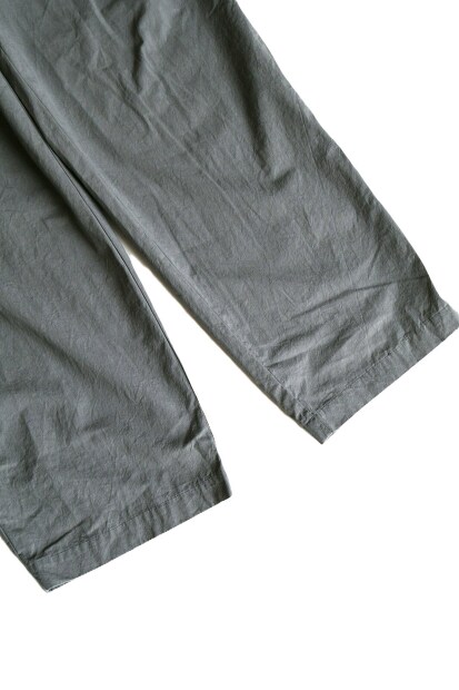 STILL BY HAND 強撚コットンテーパードパンツ PT07262の物撮り画像。強撚コットン特有のドライな質感と、オリーブがかったグレーカラーが特徴のメンズテーパードパンツ