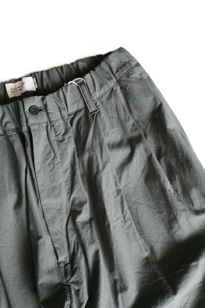 STILL BY HAND 強撚コットンテーパードパンツ PT07262の物撮り画像。強撚コットン特有のドライな質感と、オリーブがかったグレーカラーが特徴のメンズテーパードパンツ
