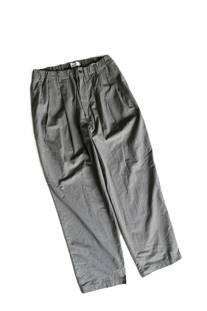STILL BY HAND 強撚コットンテーパードパンツ PT07262の物撮り画像。強撚コットン特有のドライな質感と、オリーブがかったグレーカラーが特徴のメンズテーパードパンツ