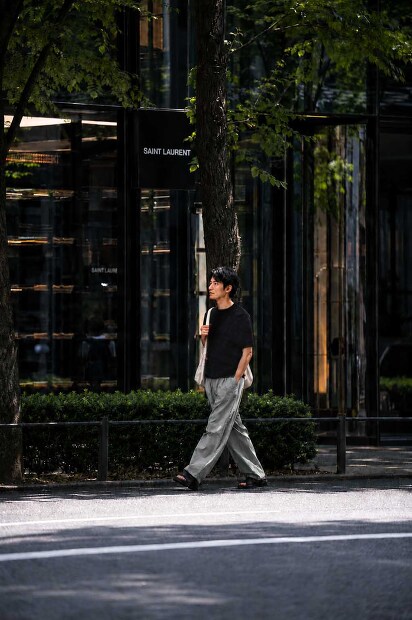 STILL BY HAND 強撚コットンテーパードパンツ PT07262の物撮り画像。強撚コットン特有のドライな質感と、オリーブがかったグレーカラーが特徴のメンズテーパードパンツの着用画像