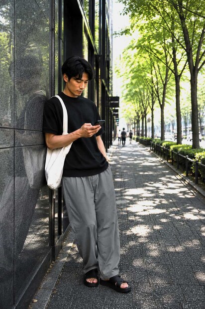 STILL BY HAND 強撚コットンテーパードパンツ PT07262の物撮り画像。強撚コットン特有のドライな質感と、オリーブがかったグレーカラーが特徴のメンズテーパードパンツの着用画像