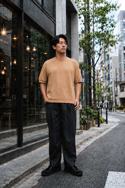 STILL BY HAND KN02262 和紙ニット半袖 メンズ 日本製 着用画像