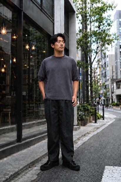STILL BY HAND KN02262 和紙ニット半袖 メンズ 日本製 着用画像