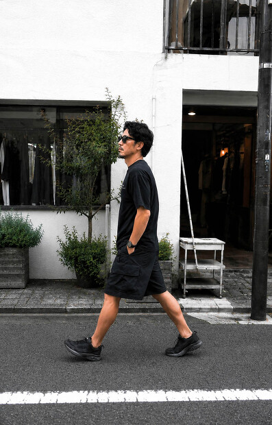 MOUT RECON TAILOR MOUT LOGO T-SHIRTS メンズ高機能Tシャツ 通販の着用画像