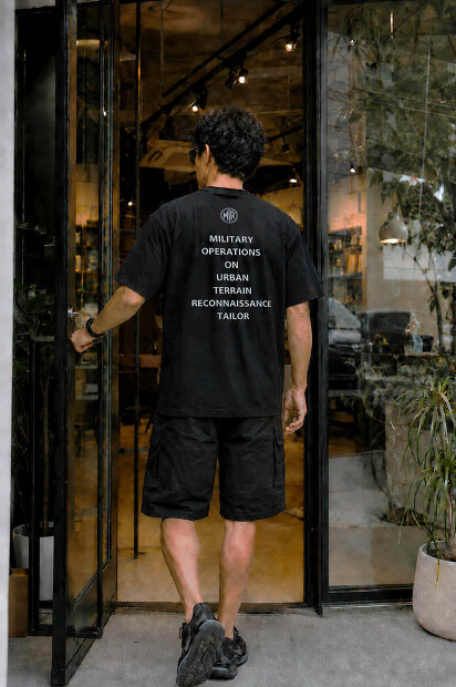 MOUT RECON TAILOR MOUT LOGO T-SHIRTS メンズ高機能Tシャツ 通販の着用画像